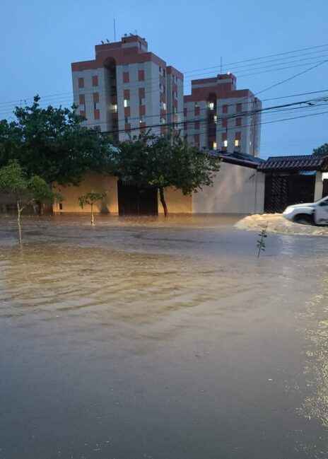 Caraguatatuba registra mais de 140 mm de chuva e entra em estado de atenção