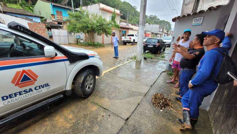 Defesa Civil de Caraguatatuba segue com o trabalho e em ação preventiva orienta famílias deixarem suas casas