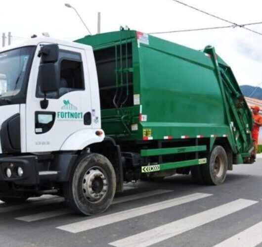 Caraguatatuba intensifica coleta de lixo e limpeza de praias na alta temporada