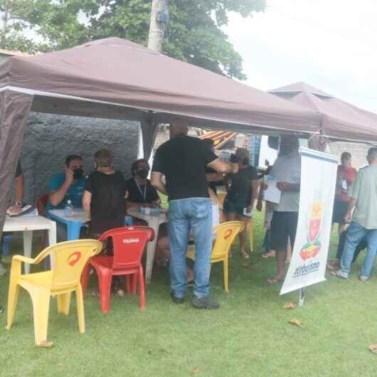 Prefeitura de Caraguatatuba entrega guia de emplacamento para ligação de esgoto no Jardim Gaivotas