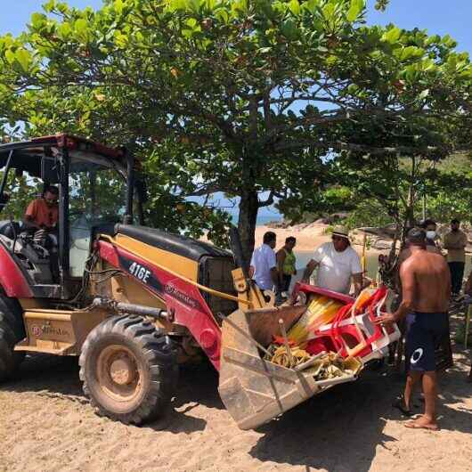Após denúncia, Prefeitura de Caraguatatuba faz limpeza na Praia do Capricórnio/Lagoa Azul