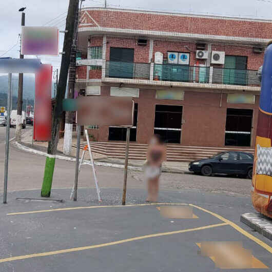 Prefeitura de Caraguatatuba reforça fiscalização contra placas publicitárias em locais irregulares