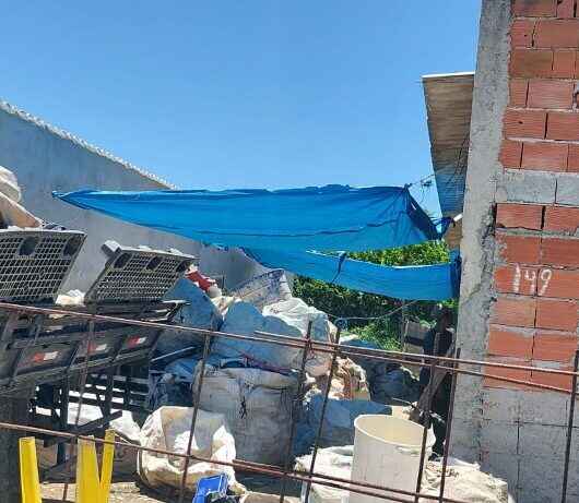 Prefeitura de Caraguatatuba autua e interdita ferros-velhos por falta de alvará de funcionamento
