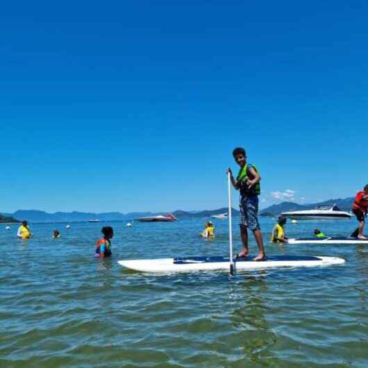 Caraguatatuba recebe crianças de projetos sociais de Jacareí para vivência na praia e prática de esporte