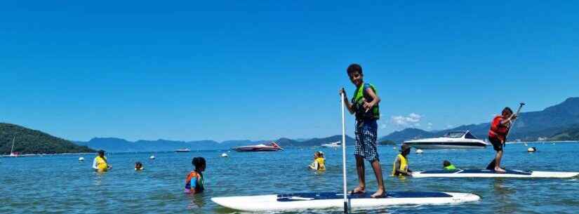 Caraguatatuba recebe crianças de projetos sociais de Jacareí para vivência na praia e prática de esporte