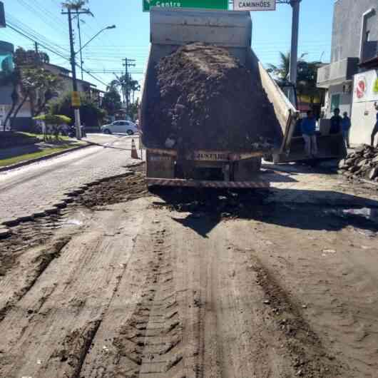 Prefeitura faz manutenção na Avenida Vereador Aristides Anízio dos Santos no Indaiá