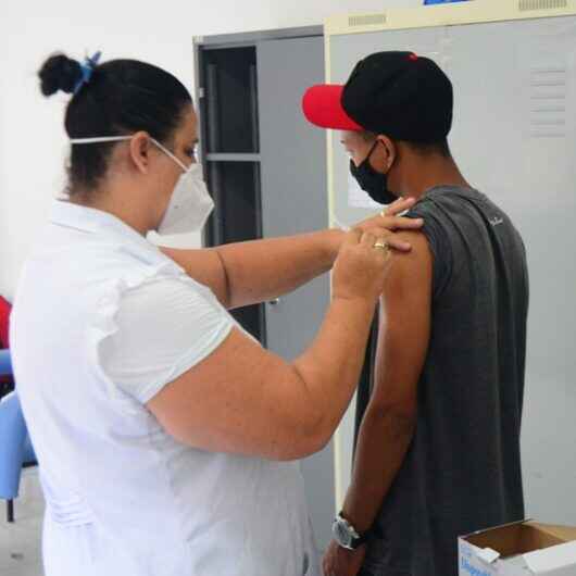 Caraguatatuba segue com vacinação contra Covid-19 e aplica primeira, segunda e dose adicional
