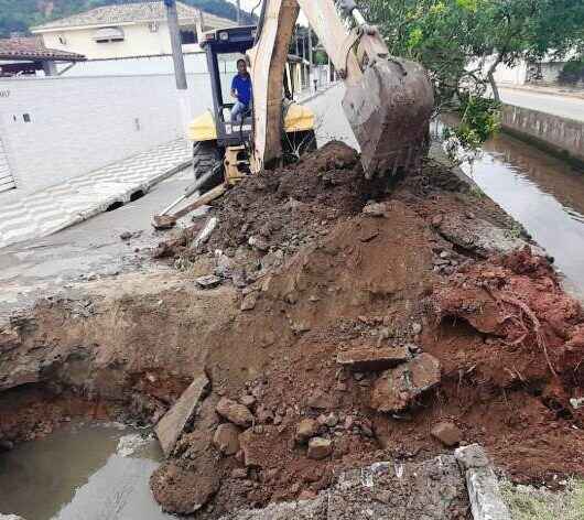 Prefeitura de Caraguatatuba realiza manutenção de tubos de drenagem na Avenida Brasil, no Sumaré