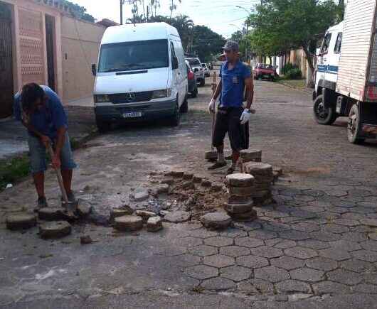 Prefeitura de Caraguatatuba faz reassentamento de bloquetes em rua do bairro Sumaré