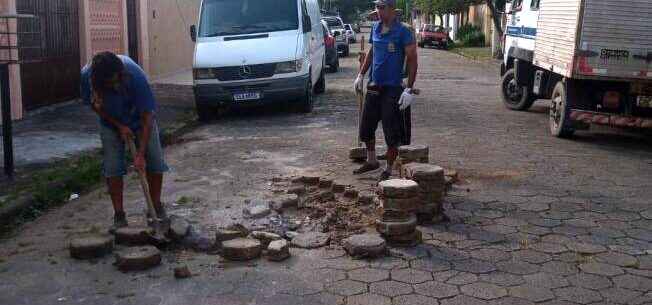 Prefeitura de Caraguatatuba faz reassentamento de bloquetes em rua do bairro Sumaré