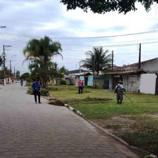 Prefeitura realiza manutenção no bairro Golfinhos e retira 105 toneladas de resíduos das vias públicas