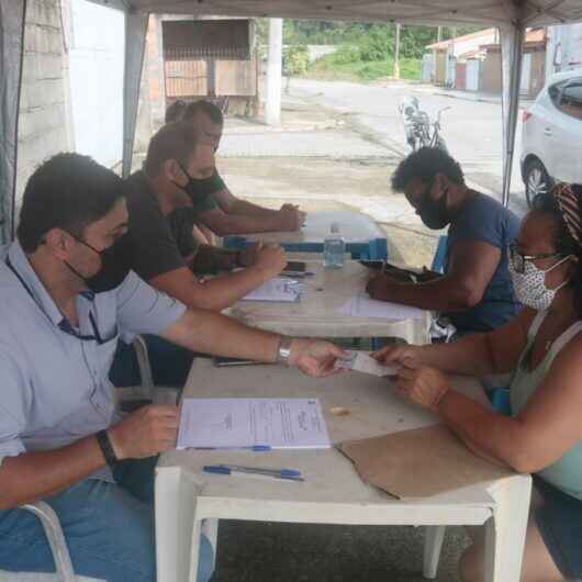 Prefeitura de Caraguatatuba entrega mais de 90 guias de emplacamento para ligação de esgoto no Jardim Gaivotas