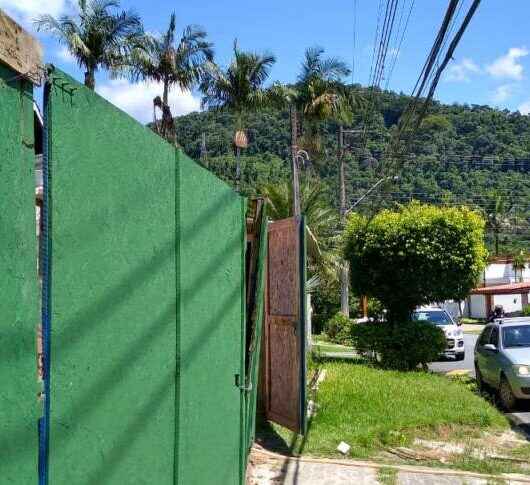 Prefeitura de Caraguatatuba embarga obra irregular em condomínio da Tabatinga