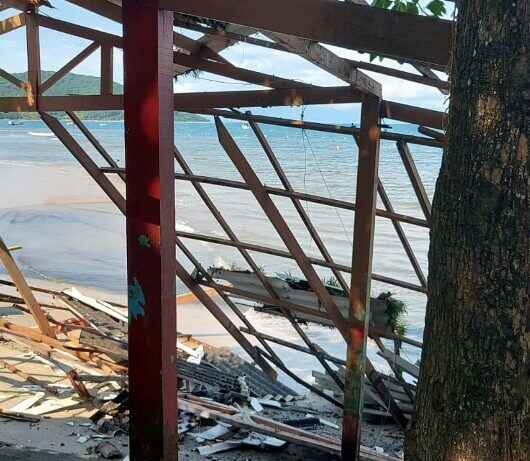 Prefeitura de Caraguatatuba retira telhado em risco de quiosque na Tabatinga