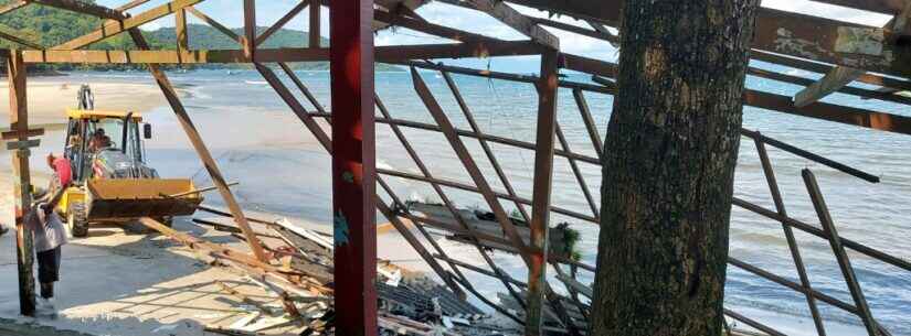 Prefeitura de Caraguatatuba retira telhado em risco de quiosque na Tabatinga