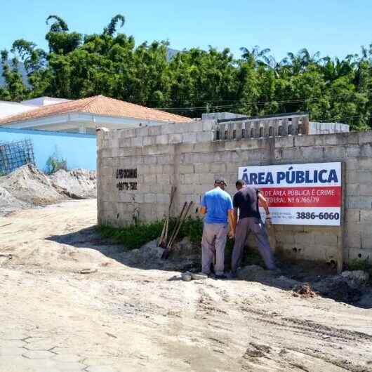 Prefeitura de Caraguatatuba recupera área pública invadida no Massaguaçu