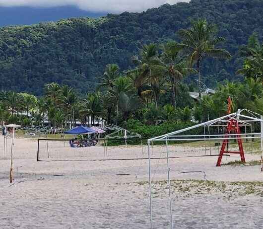 Prefeitura de Caraguatatuba notifica condomínio por instalação irregular de tendas na praia da Tabatinga