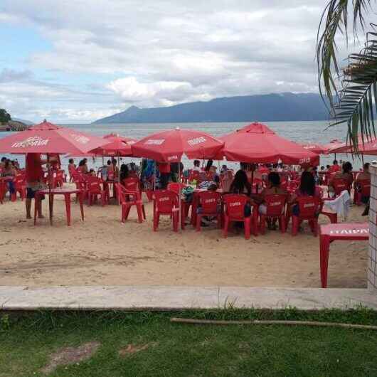 Prefeitura de Caraguatatuba notifica quiosques para redução de mesas e garantia de acesso às praias