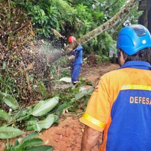 Defesa Civil alerta para previsão de chuvas prolongadas e ventos fortes até domingo no Litoral Norte