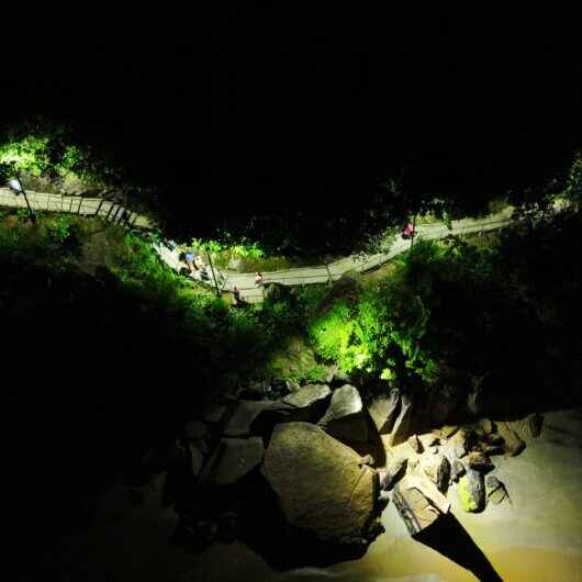 Trilha da Pedra da Freira iluminada: mais um ponto turístico valorizado em Caraguatatuba