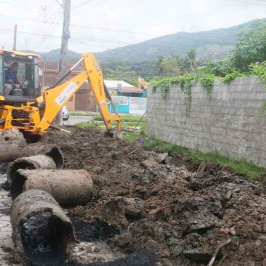 Prefeitura de Caraguatatuba troca tubulação danificada no Jardim Gaivotas
