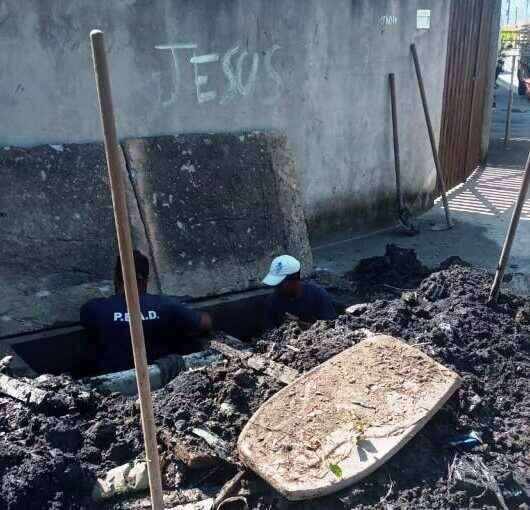 Prancha de surfe é encontrada durante limpeza de bueiros em Caraguatatuba