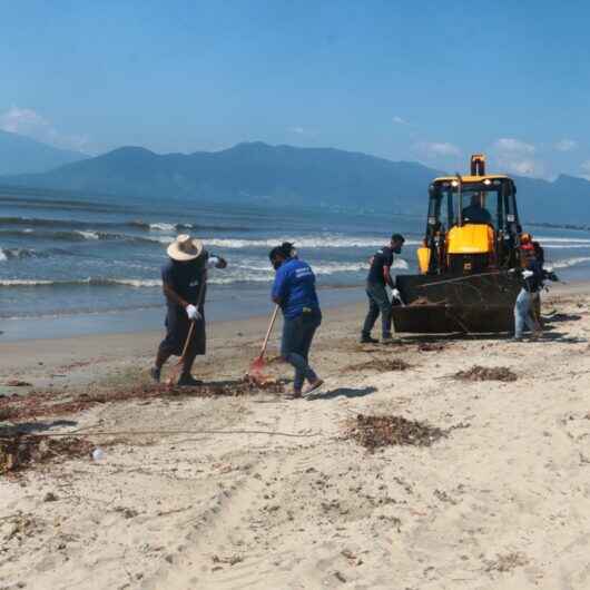 Caraguatatuba reforça coleta de lixo e limpeza de praias durante feriado de Carnaval