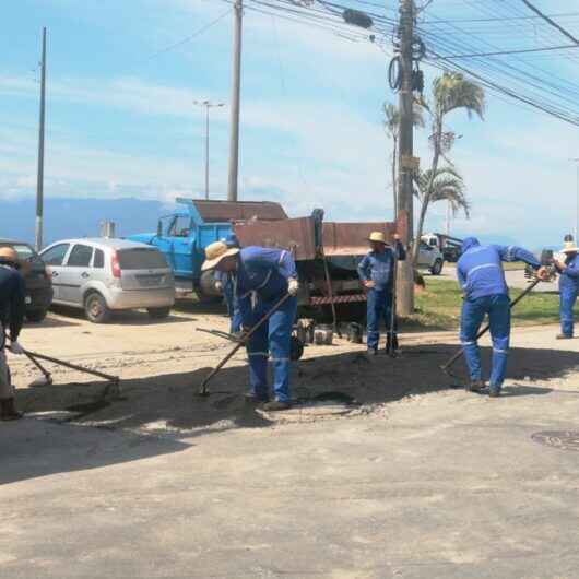 Operação Tapa Buracos é realizada na Avenida Maria de Lourdes da Silva Kfouri no Massaguaçu