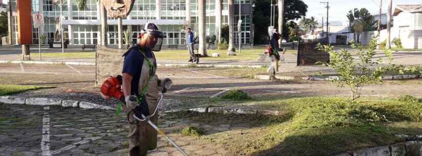 Prefeitura de Caraguatatuba realiza serviços de limpeza e roçada em vários bairros