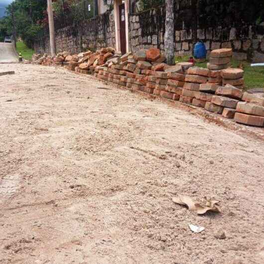 Prefeitura de Caraguatatuba faz manutenção de bloquetes em rua do bairro Casa Branca