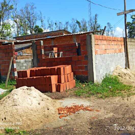 Prefeitura de Caraguatatuba notifica construções irregulares em área particular invadida no Perequê-Mirim