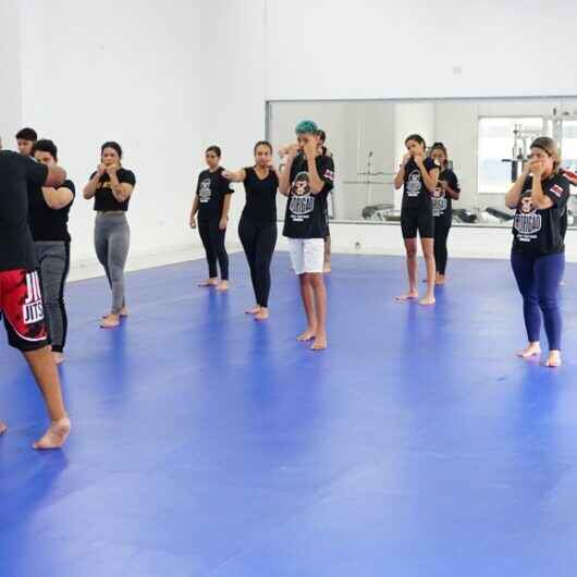 Aula de Defesa Pessoal Feminina de Krav Maga recebe cerca de 20 mulheres em Caraguatatuba