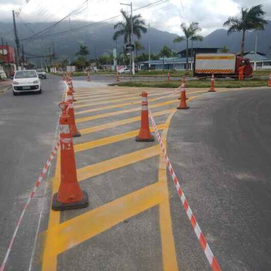 Avenida José da Costa Pinheiro Júnior recebe sinalização viária após recapeamento asfáltico