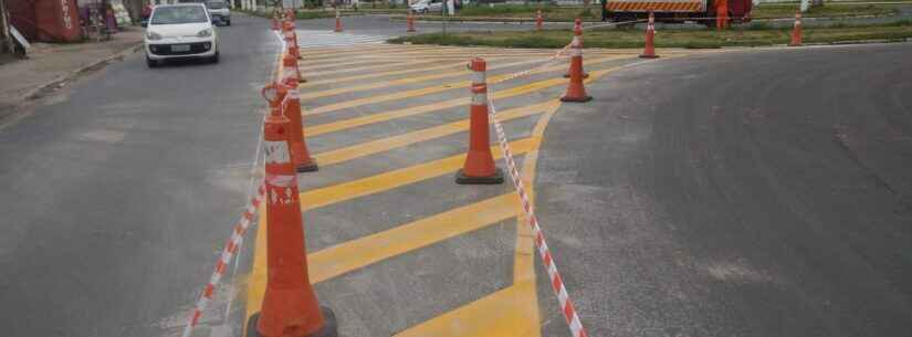 Avenida José da Costa Pinheiro Júnior recebe sinalização viária após recapeamento asfáltico