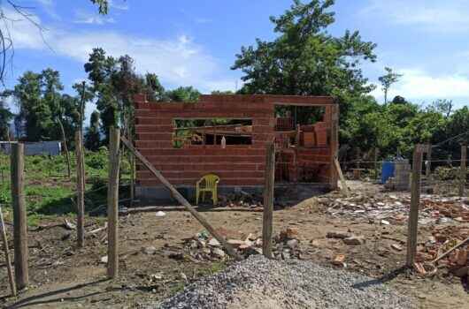 Prefeitura de Caraguatatuba notifica construções irregulares em área particular invadida no Pegorelli