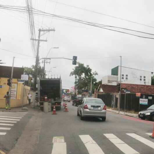 Prefeitura de Caraguatatuba realiza manutenção no semáforo da Avenida Frei Pacífico Wagner