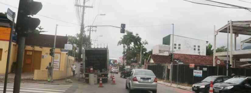Prefeitura de Caraguatatuba realiza manutenção no semáforo da Avenida Frei Pacífico Wagner