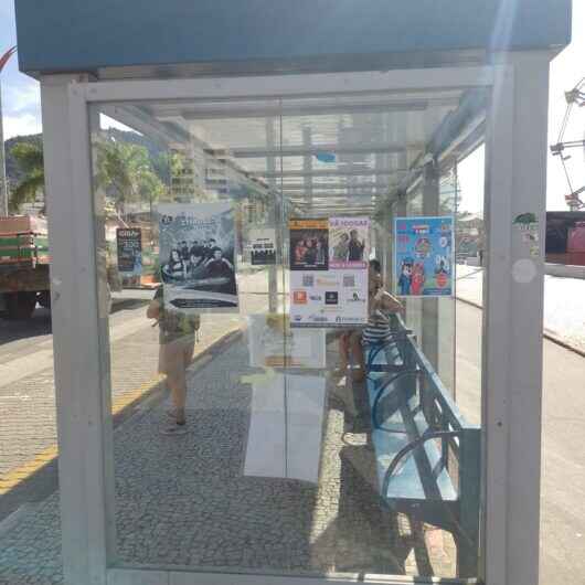 Prefeitura de Caraguatatuba alerta para colagem de propagandas em pontos de ônibus
