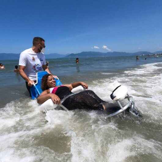 Em um mês de retorno, Praia Acessível atende quase 300 pessoas em Caraguatatuba