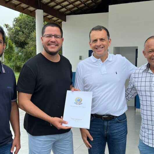 Prefeito Aguilar Junior recebe prestação de contas de deputado federal Marco Bertaiolli