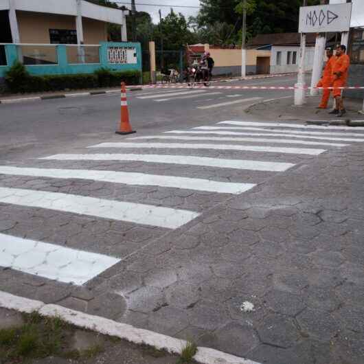 Três ruas da região Sul de Caraguatatuba recebem nova sinalização viária