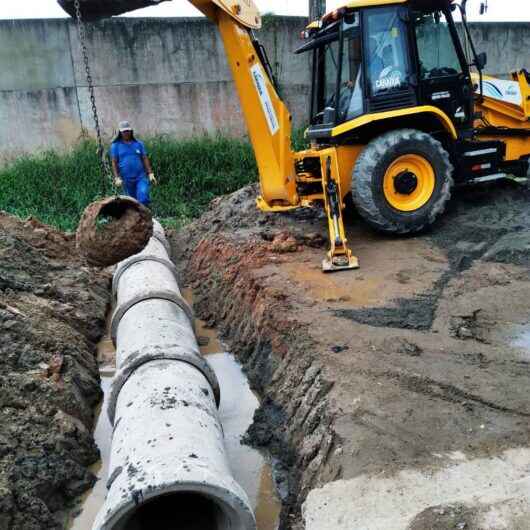 Prefeitura de Caraguatatuba troca tubos de drenagem no bairro Golfinhos