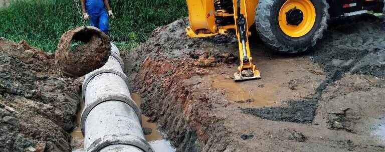 Prefeitura de Caraguatatuba troca tubos de drenagem no bairro Golfinhos