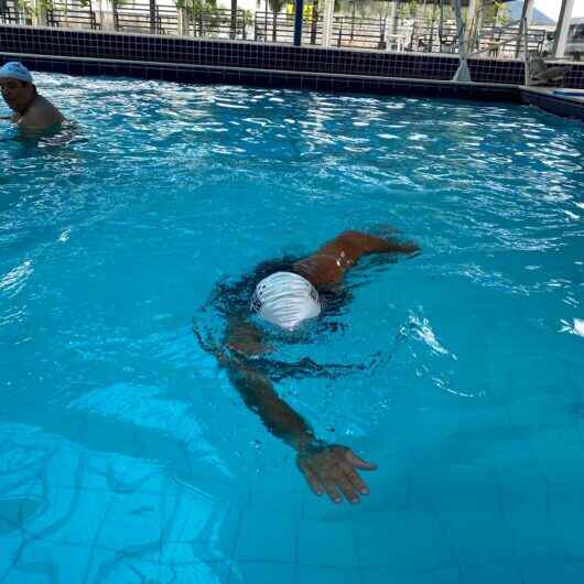 Idosos e Pcd têm oportunidade de aprender a nadar com professores do Ciapi