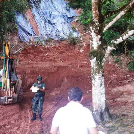 Ação ambiental embarga obra, recolhe caminhão e coíbe extração irregular de terra na Cocanha