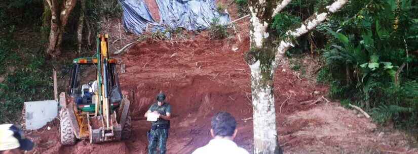 Ação ambiental embarga obra, recolhe caminhão e coíbe extração irregular de terra na Cocanha