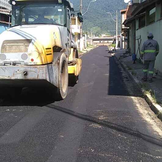 Prefeitura de Caraguatatuba realiza obras de pavimentação asfáltica na Região Sul
