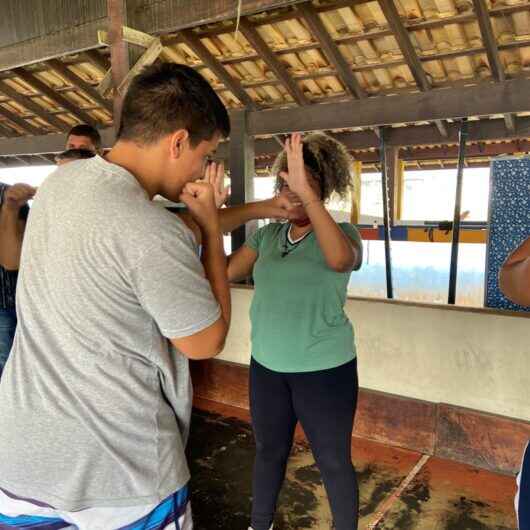 Estudantes de escola estadual de Caraguatatuba participam de aula de boxe no CEMUG