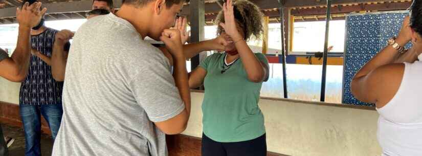 Estudantes de escola estadual de Caraguatatuba participam de aula de boxe no CEMUG