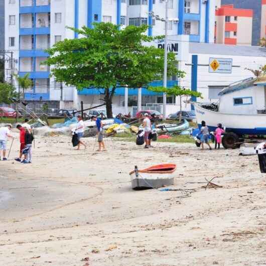 Prefeitura de Caraguatatuba realiza ação de limpeza de praia neste sábado